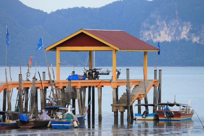 Vue sur un petit port de Langkawi depuis lequel les bateaux partent remplis de touristes pour visiter les îles environnantes