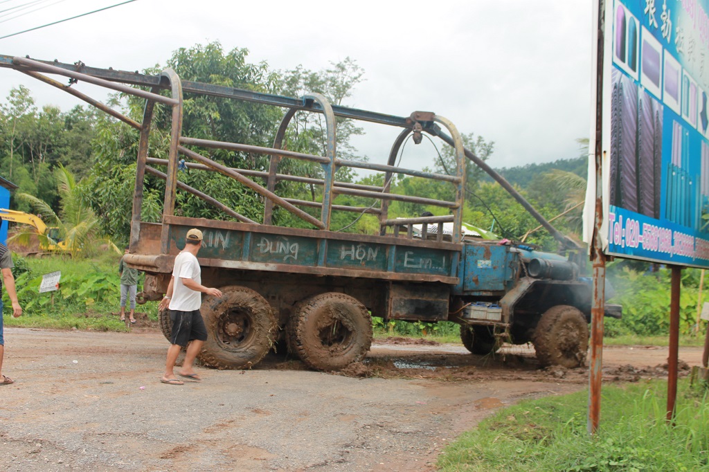 camion embourbé au Laos