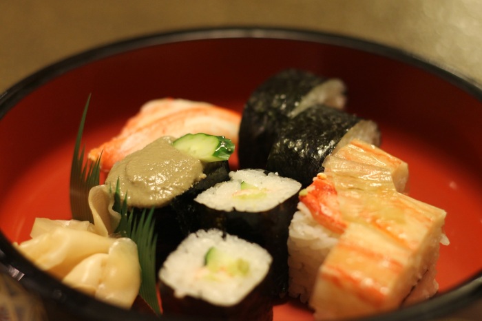 sushis dans un restaurant d'Osaka